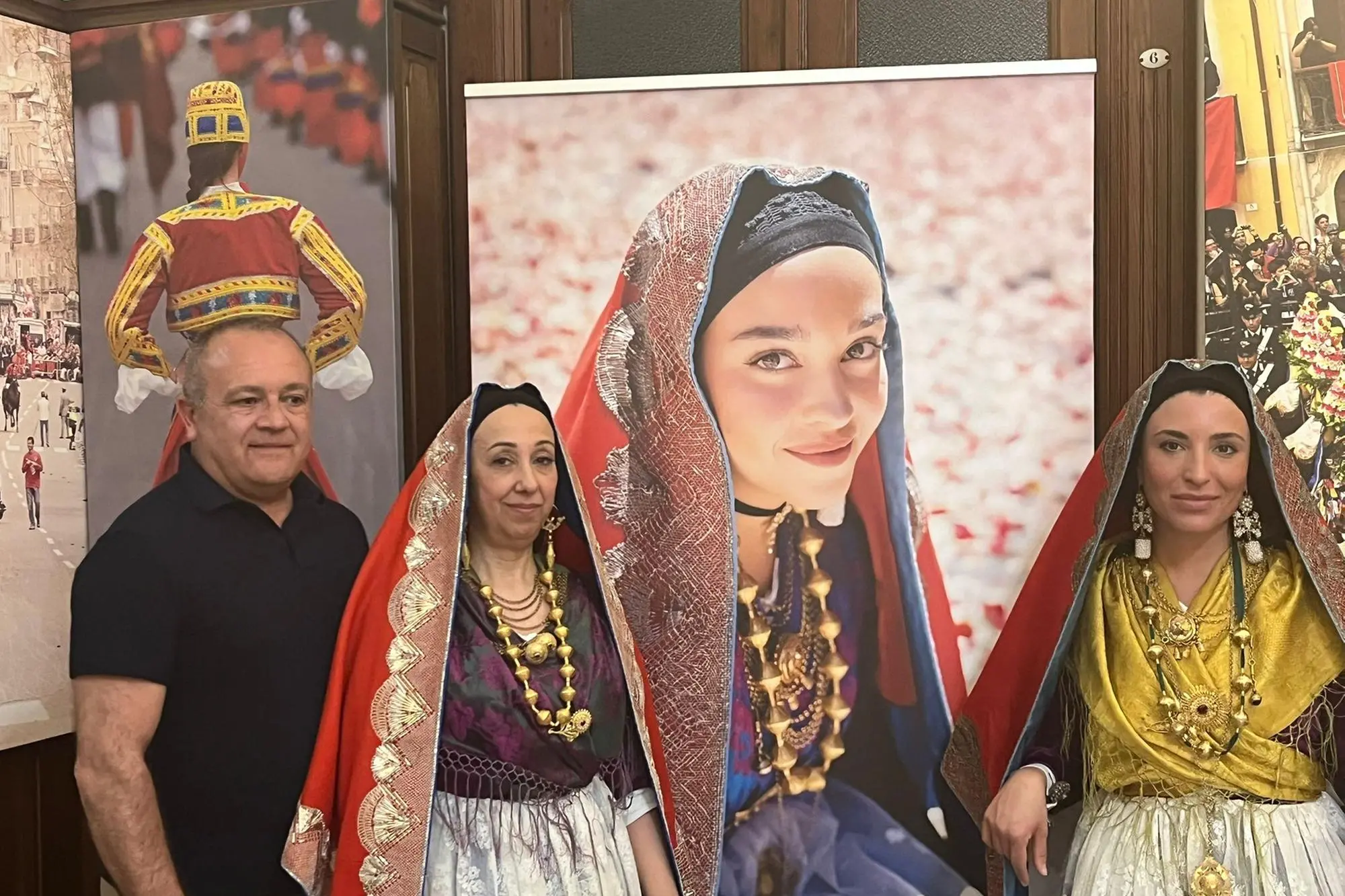 I genitori di Gaia Costa davanti alla foto della figlia esposta in Municipio (Foto: Fadda)