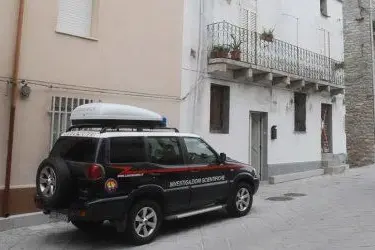 gli uomini del nucleo operativo dei carabinieri eseguono i rilievi nella casa di gavino piredda