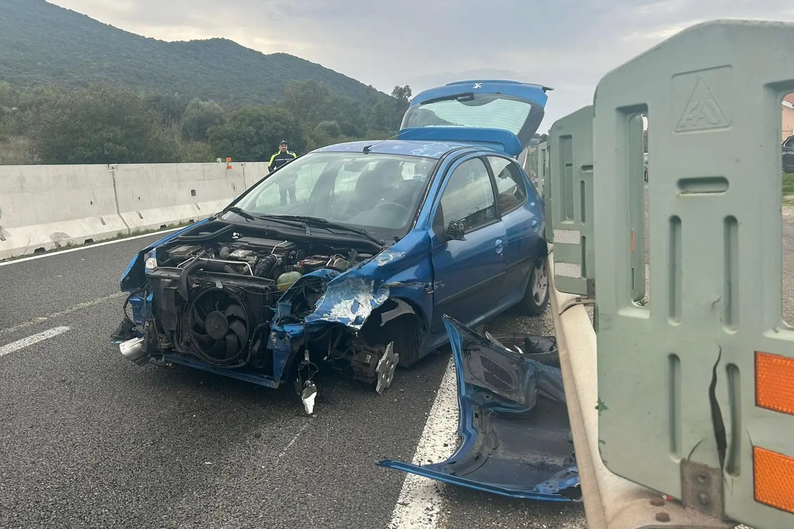 La Peugeot 206 dopo l'incidente (foto Fabio Murru)