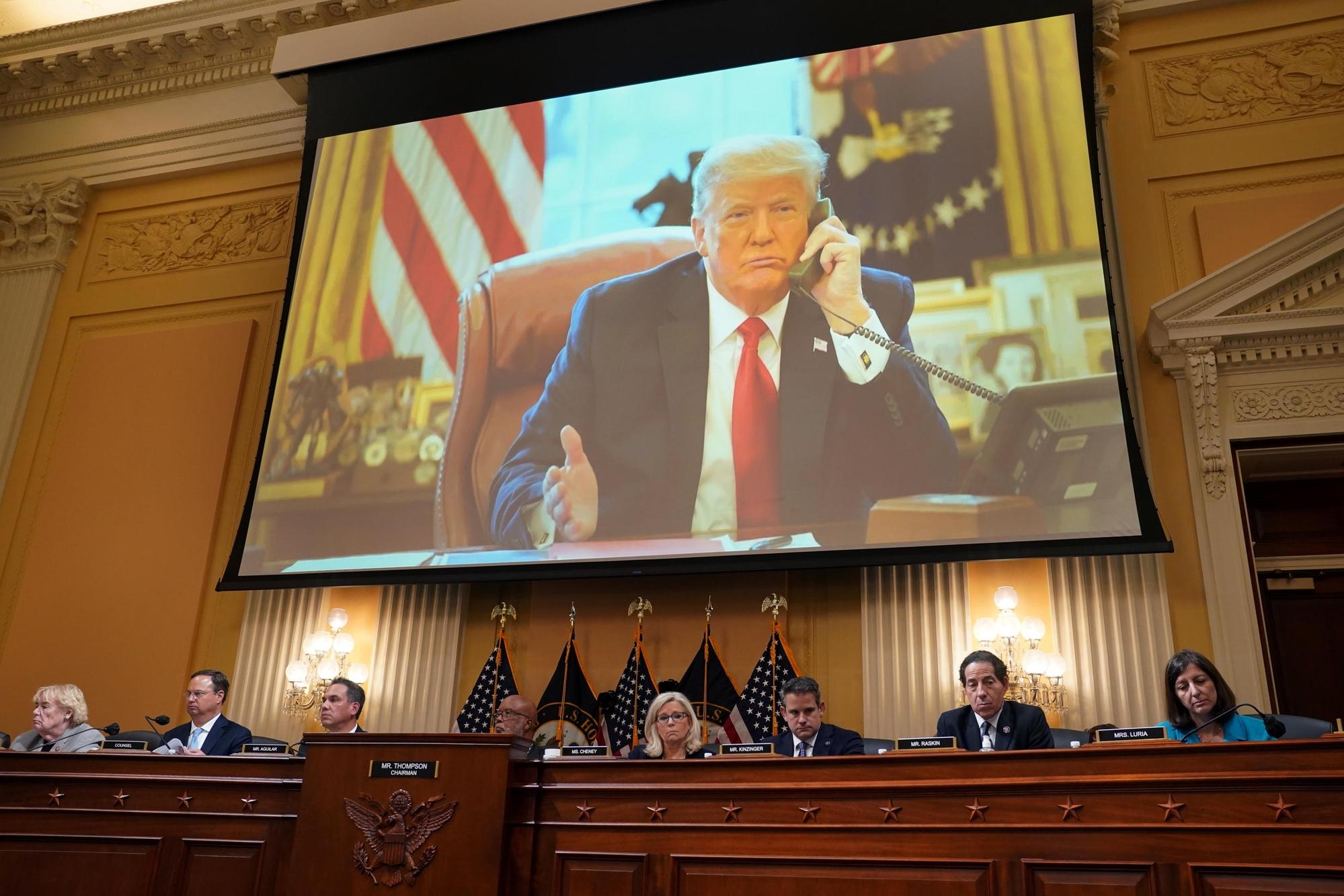 L'immagine di Trump nello Studio Ovale, proiettata nel corso di un'udienza della Commissione sul 6 gennaio  (Ansa)