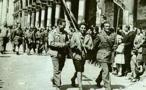 Partigiani sfilano a Milano dopo la liberazione