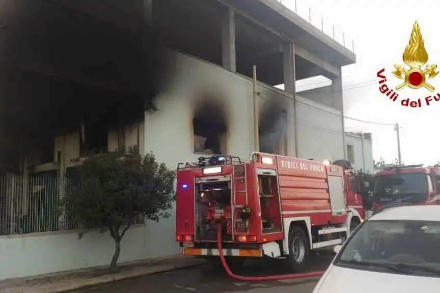 Le fiamme a Settimo (foto Vigili del fuoco)