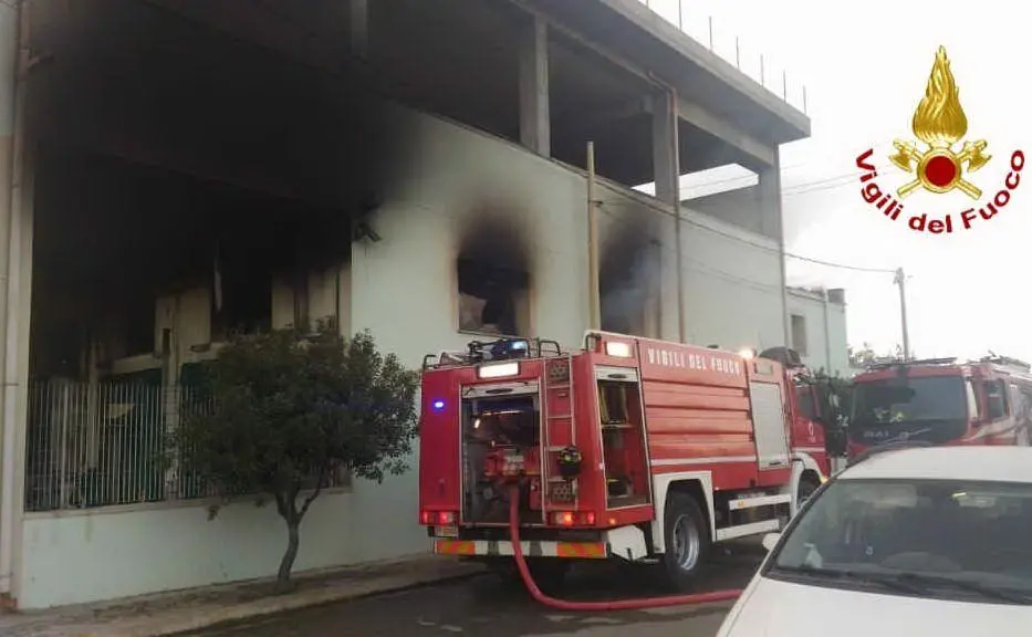 Le fiamme a Settimo (foto Vigili del fuoco)