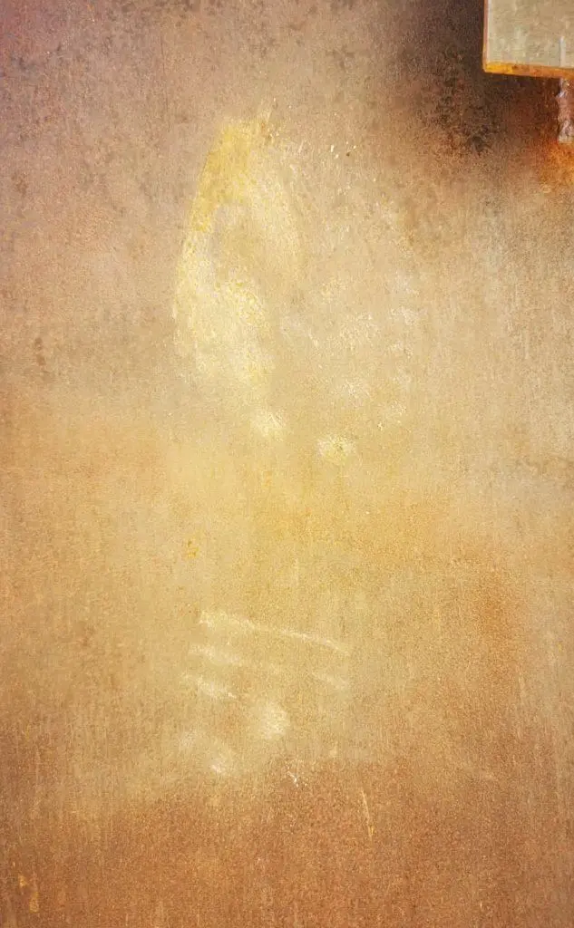 L'impronta sulla porta della torre (foto Pinna)