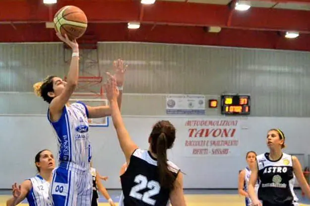 Teresa Farina del Basket '90 al tiro (foto Mattu)