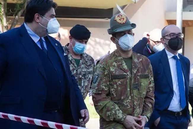 Francesco Paolo Figliuolo con Mario Nieddu e Christian Solinas (Ansa)