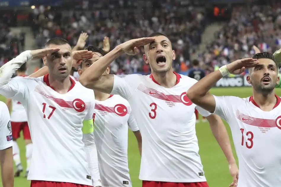 Il saluto militare dei giocatori della nazionale turca (Ansa)