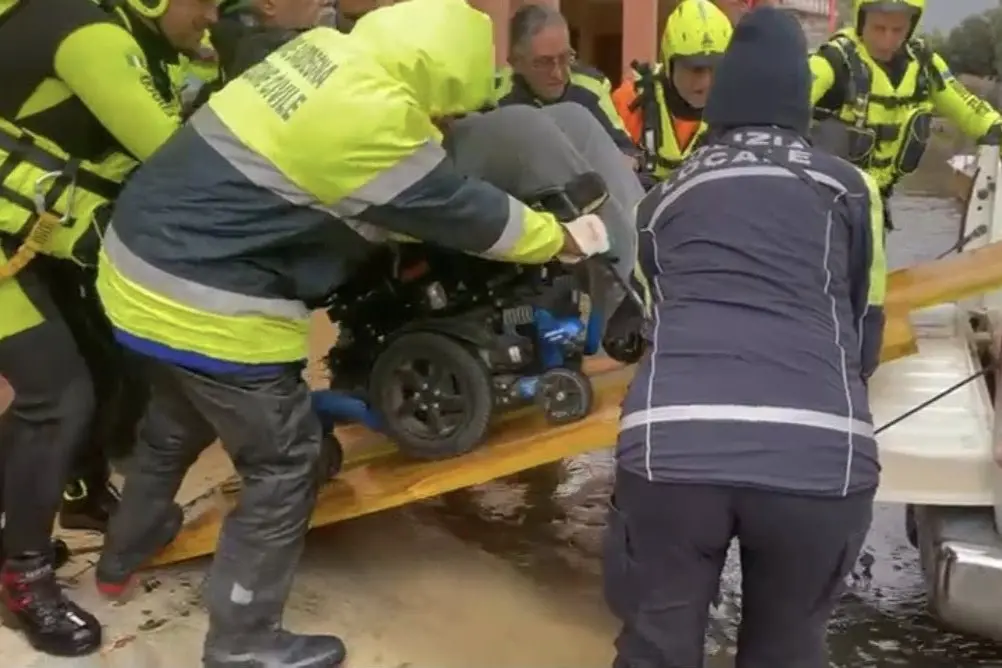 Evacuazione a Maddalena spiaggia
