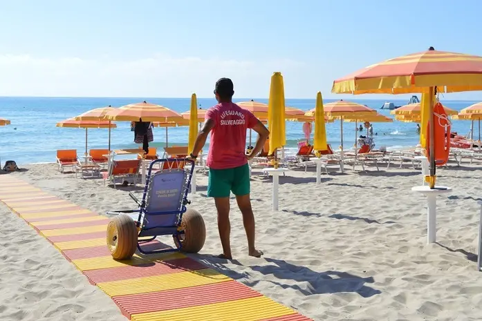 Una spiaggia con accesso per disabili a Tortolì (Ansa)
