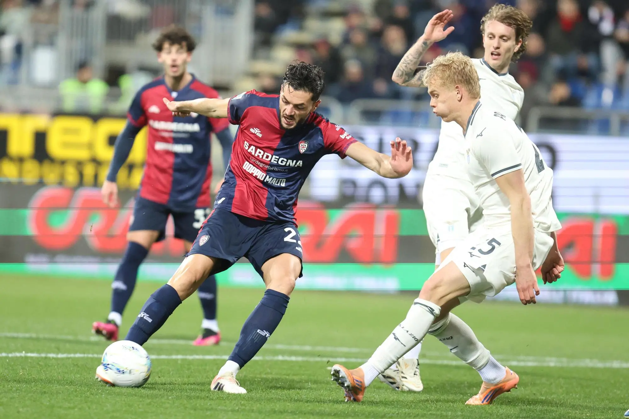 Alberto Dossena al tiro in Cagliari-Lazio (foto Ansa)