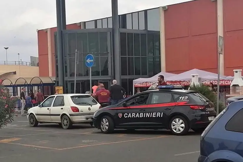 Carabinieri al centro commerciale "Le Vele" (archivio)