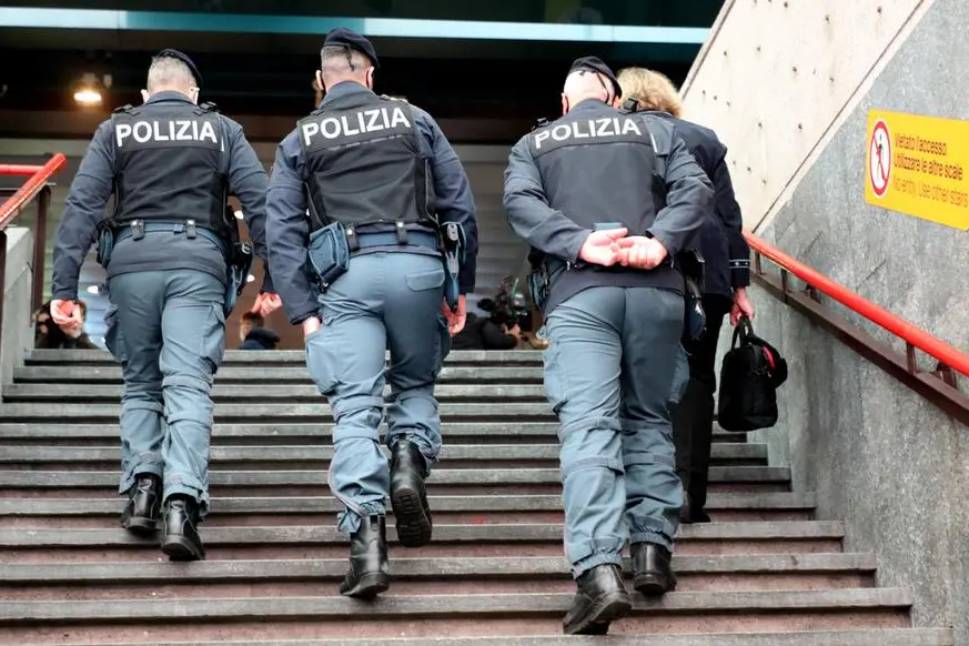 Controlli a Milano (foto Ansa)