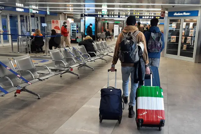 Viaggiatori in aeroporto (foto Ansa)