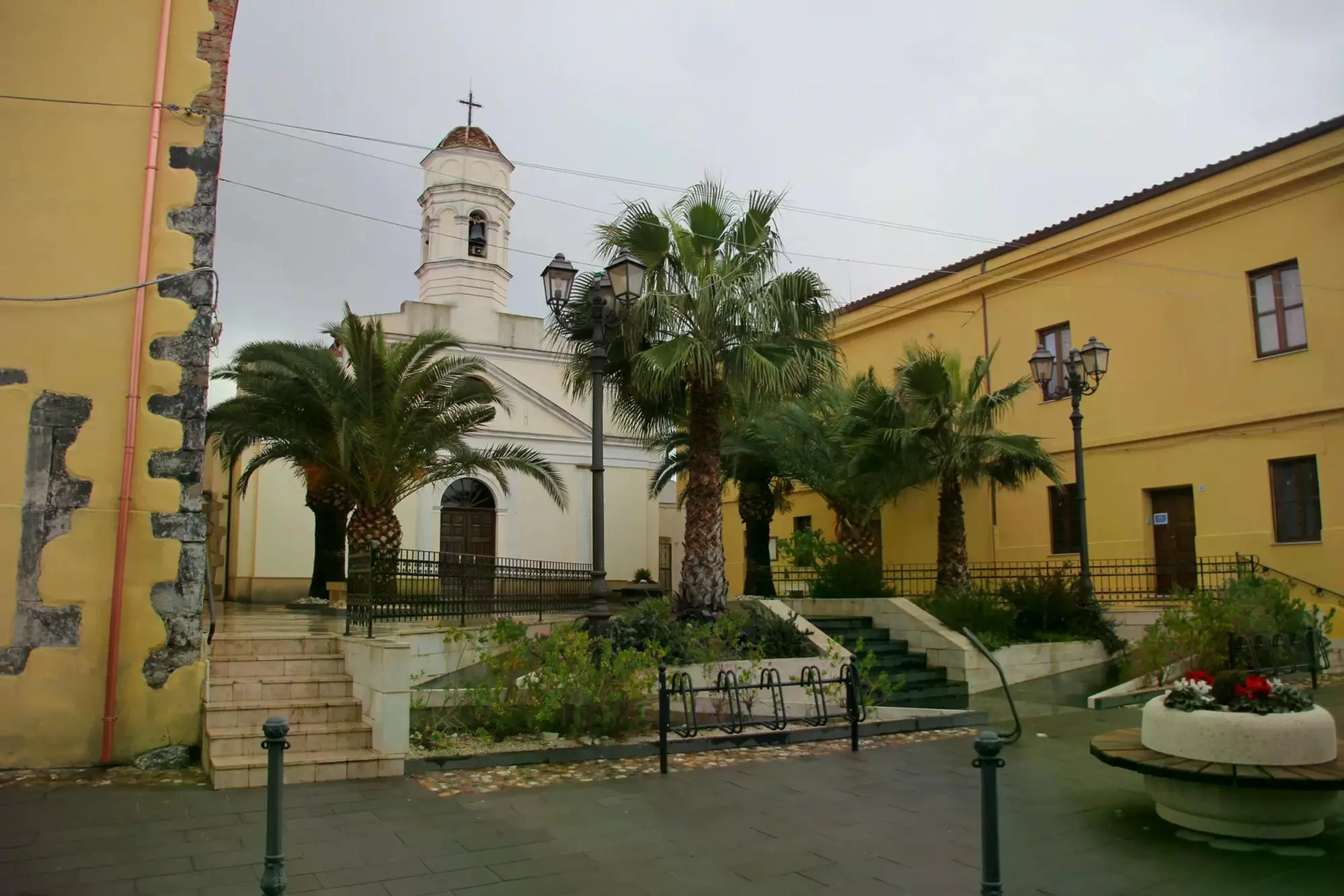 Il Comune di Pabillonis e la chiesa di San Giovanni sullo sfondo