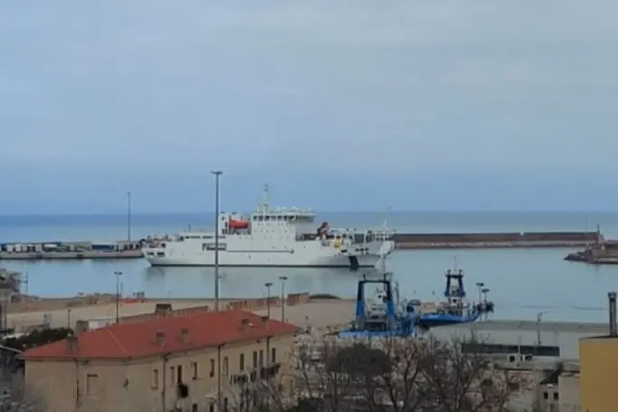 Nave in porto per le ispezioni Gnl (foto Pala)