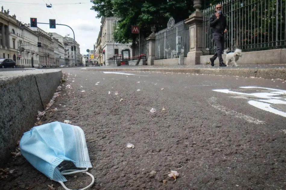 Una mascherina davanti ai giardini di Porta Venezia a Milano (Ansa)