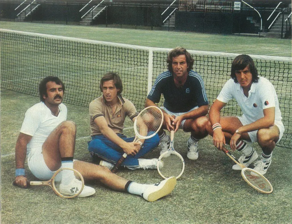 Da sinistra, Tonino Zugarelli, Corrado Barazzutti, Paolo Bertolucci e Adriano Panatta a Sidney nel 1977 alla vigilia della finale di Davis contro l'Australia