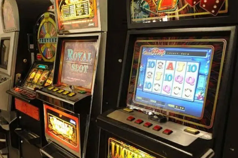 SLOT MACHINE