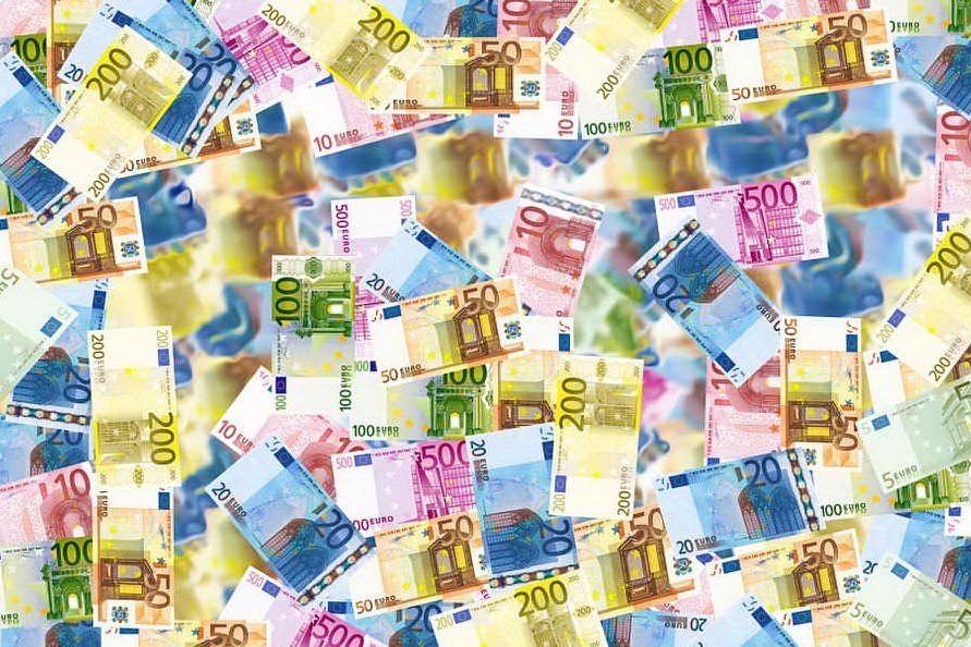 Trova 800 milioni di lire e 3mila franchi del papà defunto: la Francia le cambia i soldi, l'Italia no