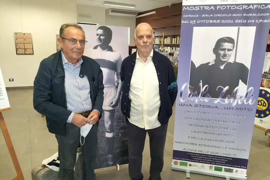 Paolo Pinna e Tore Lilliu a fianco all'immagine di Zoboli (foto Andrea Scano)