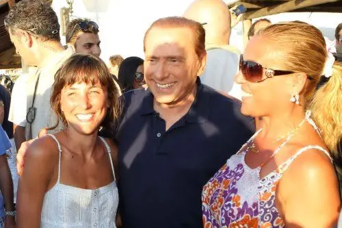Silvio Berlusconi durante la passeggiata a Porto Rotondo, il 15 agosto