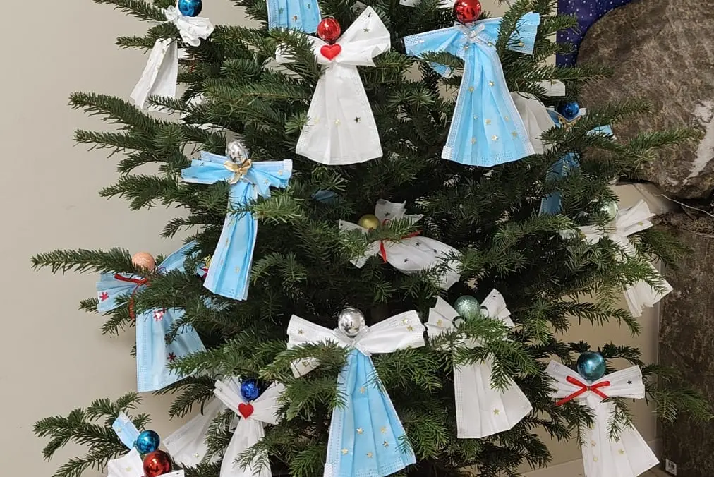 Dalle mascherine chirurgiche agli angioletti di Natale, l'originale albero degli alunni della Primaria di Furtei