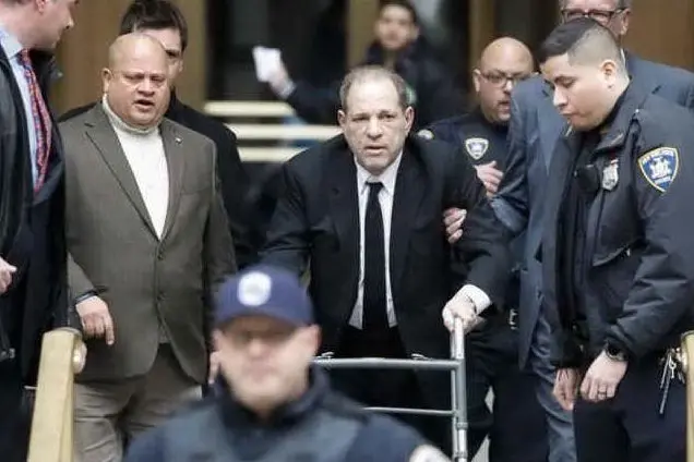 Harvey Weinstein fuori dal tribunale americano (archivio L'Unione Sarda)