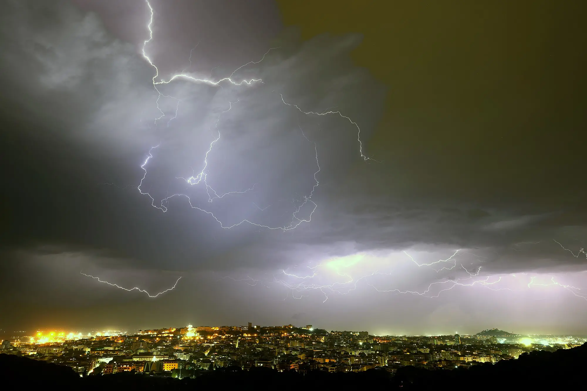 Tempesta di fulmini  ieri sul Cagliaritano (Foto di Lorenzo Busilacchi)