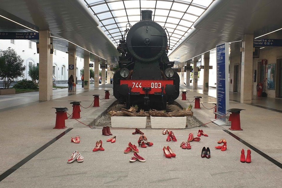 Scarpette rosse, l'installazione alla stazione di Cagliari