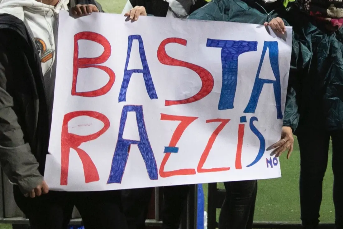 Uno striscione contro il razzismo allo stadio