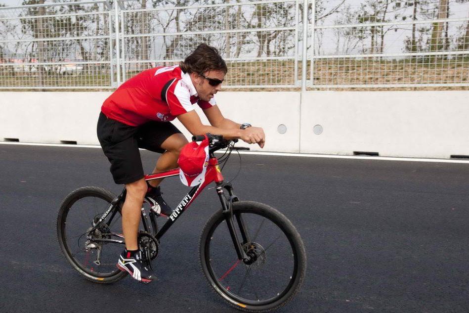 Fernando Alonso in bici (foto Ansa/Epa)