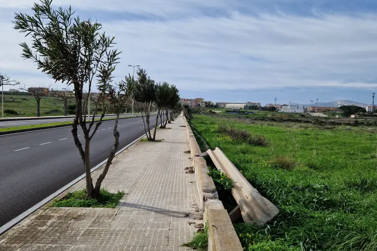 Il guardrail divelto in via Grassi (foto Pala)