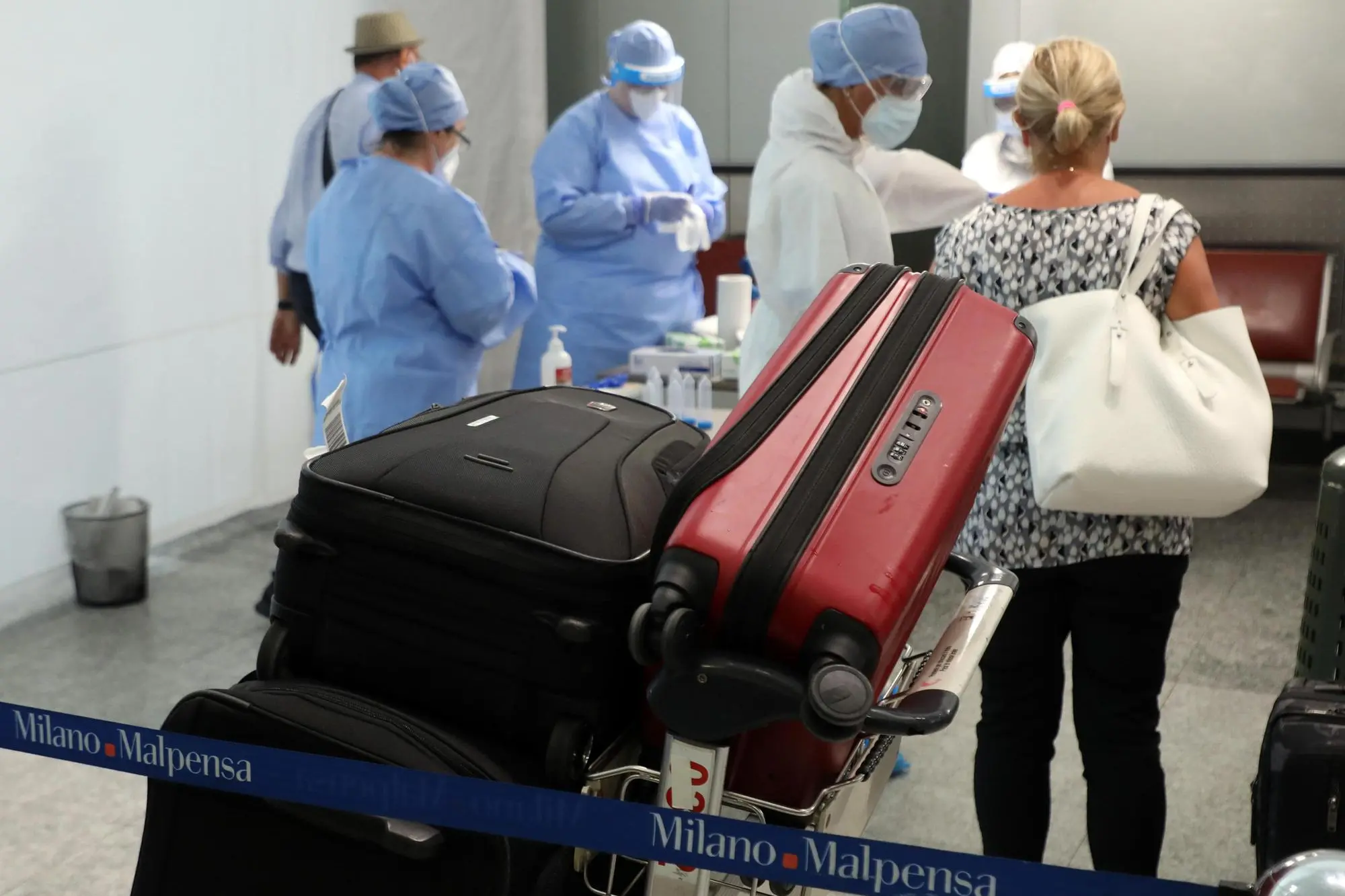 Tamponi a Malpensa per i viaggiatori in arrivo dalla Cina (foto Ansa)