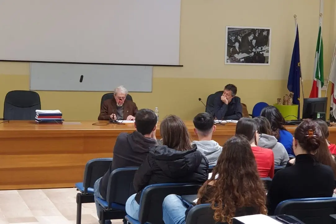 Gi Vocabolario Della Lingua Greca Terza Edizione Franco Montanari Franco Montanari, papà del celebre vocabolario di greco, al Liceo Azuni