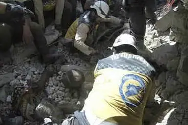 Un intervento degli White Helmets (Ansa)