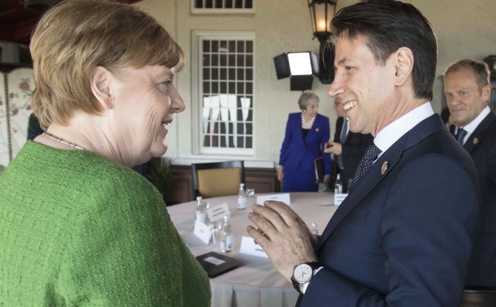 Debutto europeo per il premier Conte, che fa conoscenza con Angela Merkel
