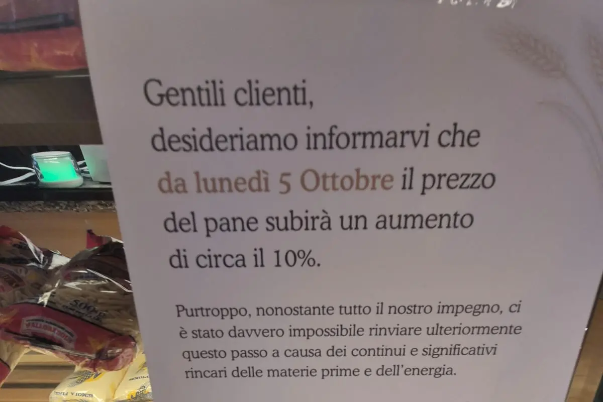 Il messaggio di scuse al bancone della panetteria Agnese