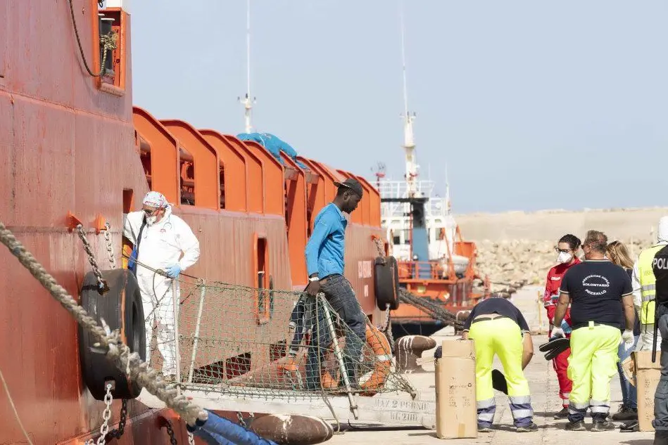 I migranti a Pozzallo (Ansa)