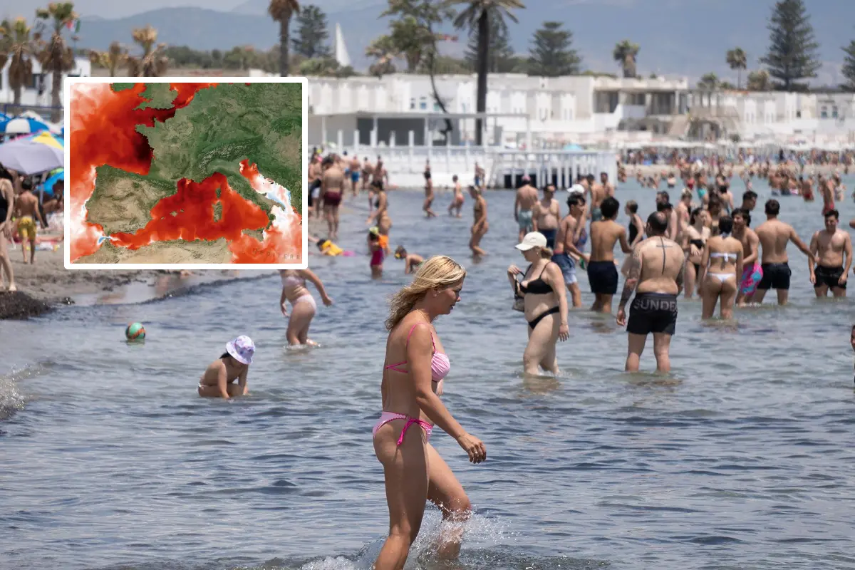 Bagnanti al Poetto di Cagliari il primo giugno