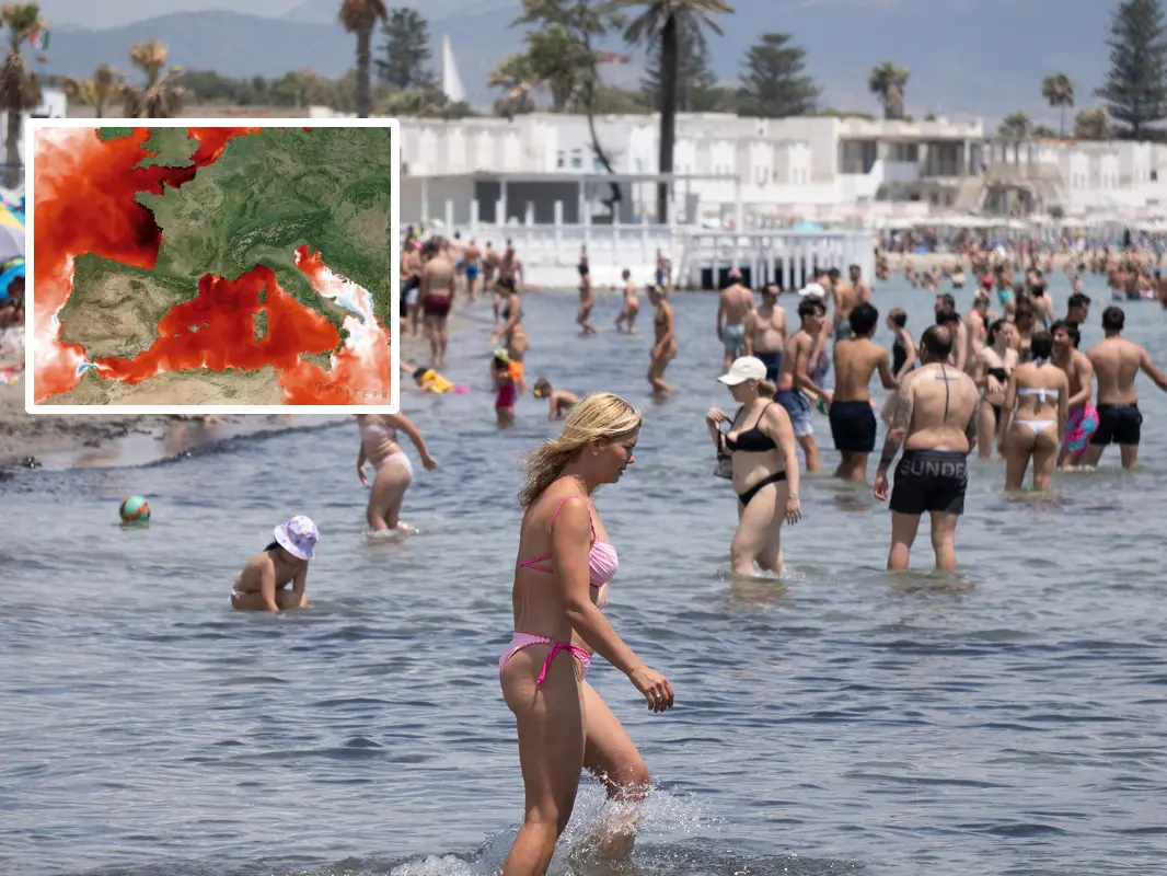 Bagnanti al Poetto di Cagliari il primo giugno