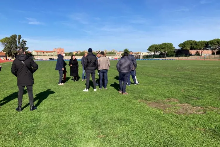 Il sopralluogo al campo comunale (foto M. Pala)