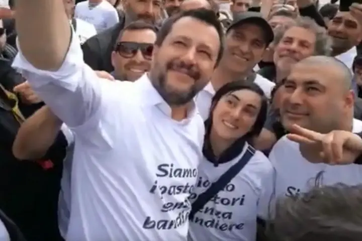 Il selfie di Salvini durante la protesta dei pastori (archivio L'Unione Sarda)