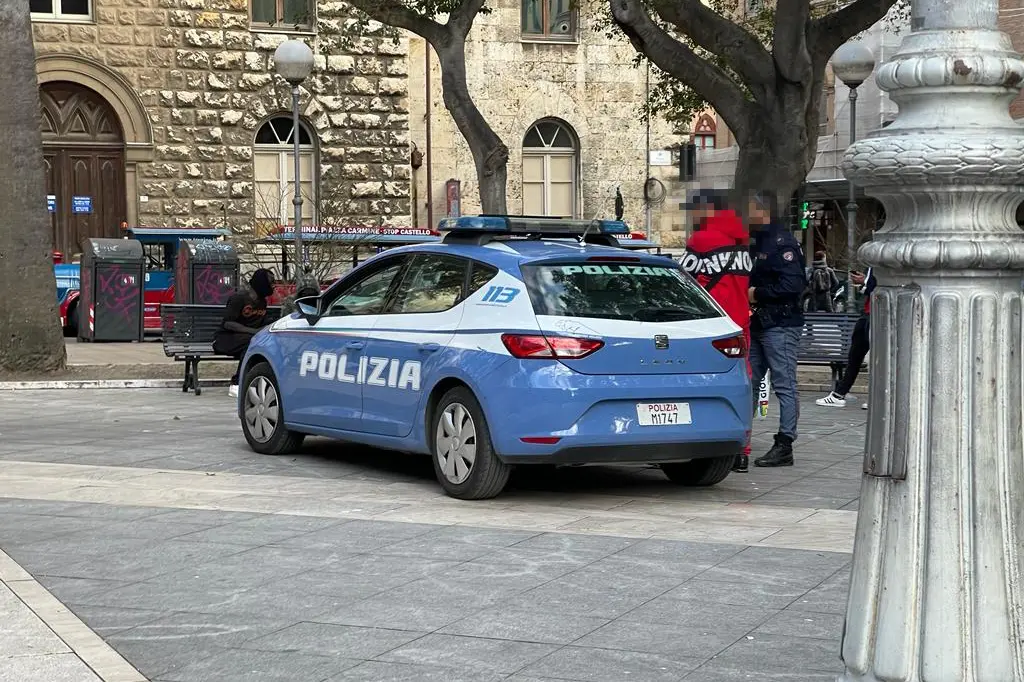 La polizia in piazza del Carmine a Cagliari (foto Ungari)