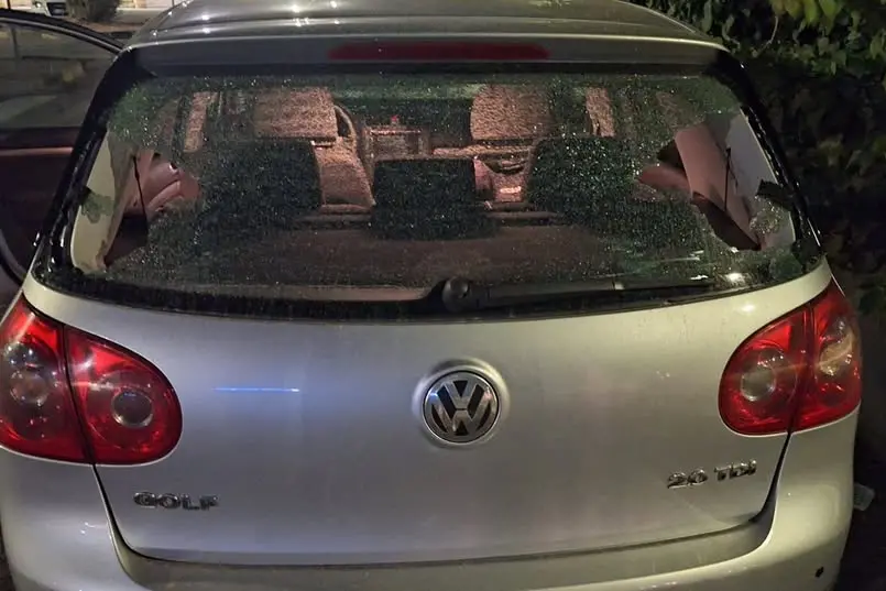 Auto danneggiata nel parcheggio del Brotzu