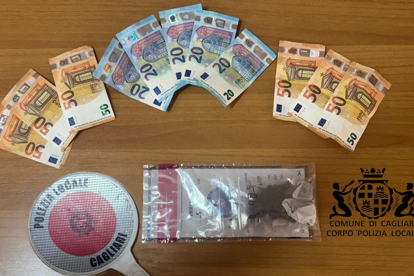 La droga sequestrata (foto Polizia locale)