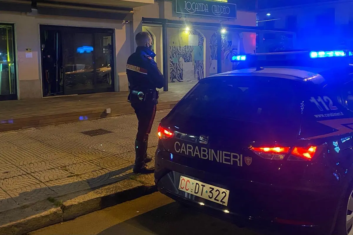 I carabinieri di Ozieri stanno cercando di risalire ai responsabili del colpo (Archivio)