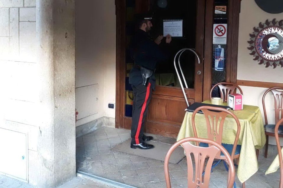 &quot;Clienti poco raccomandabili&quot;: i carabinieri chiudono un bar di Pula