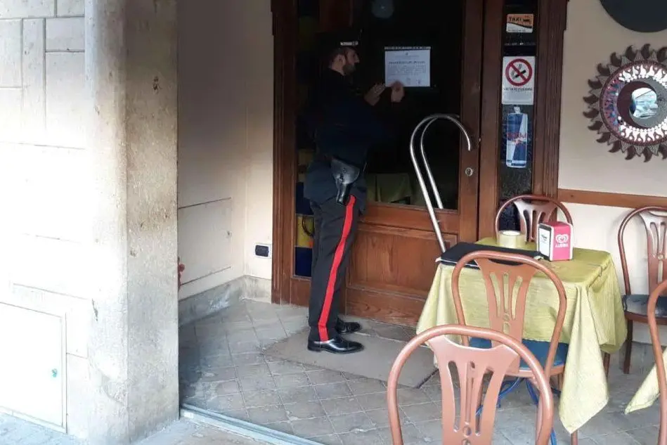 I sigilli al bar (Foto Carabinieri)