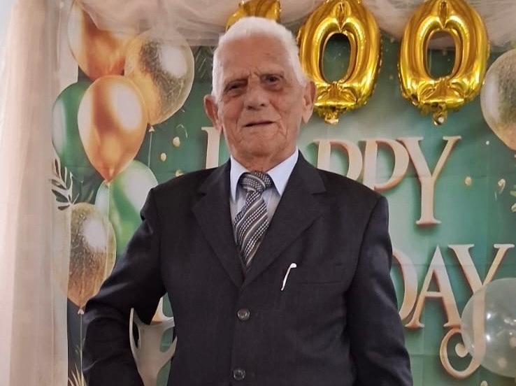 Tziu Pirinu compie cento anni e fa festa con tutto il paese