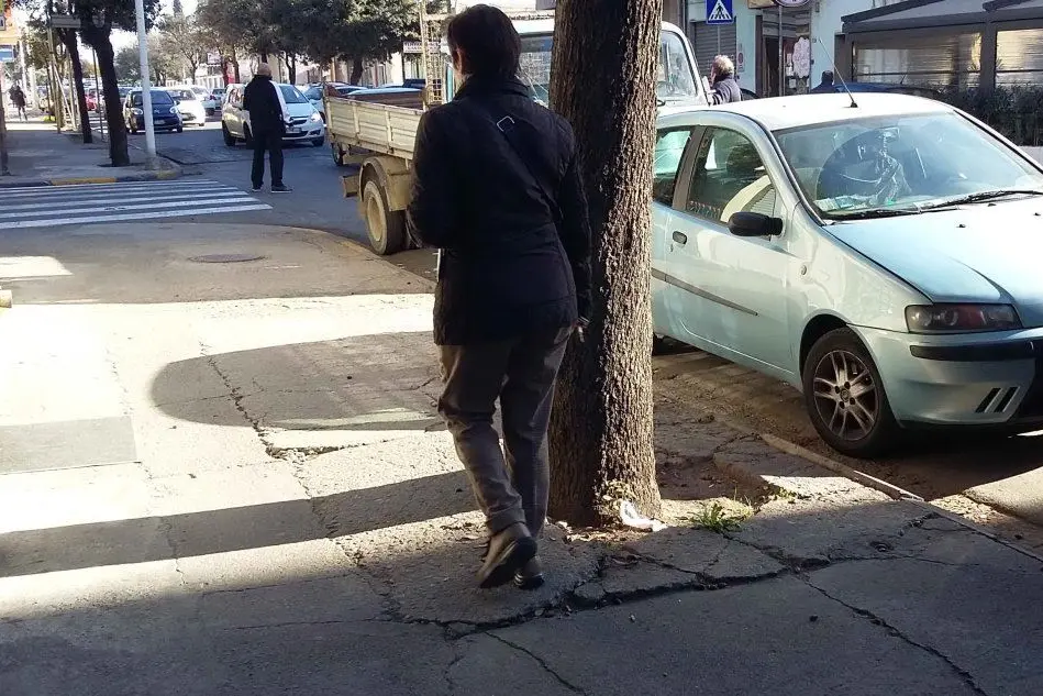 Il marciapiede in via Marconi